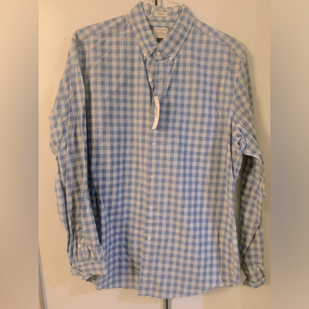 2 men’s top quality button-down shirts. Size large.